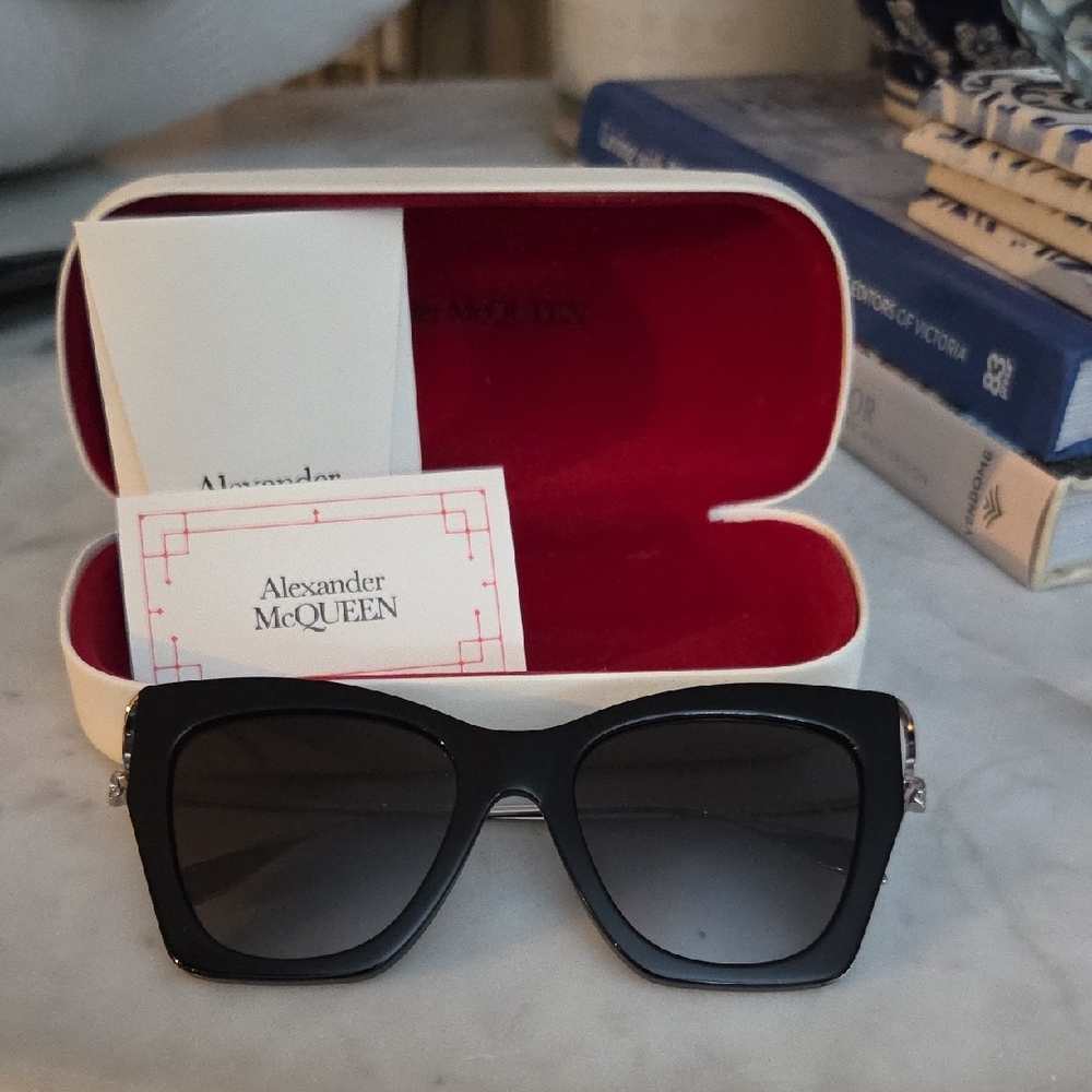 Alexander McQueen Black Sunglasses Made In Italy. AM0375S  001  53/ 19 145 XL
